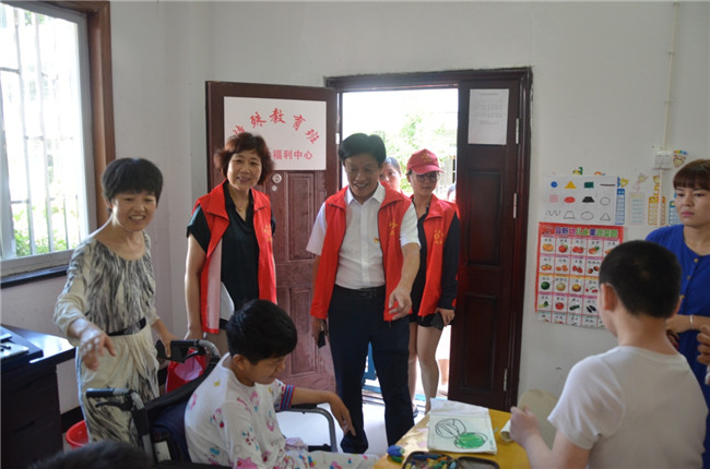 城投集團開展“傳承紅色基因，敬老愛幼先行” 現(xiàn)場獻愛心活動