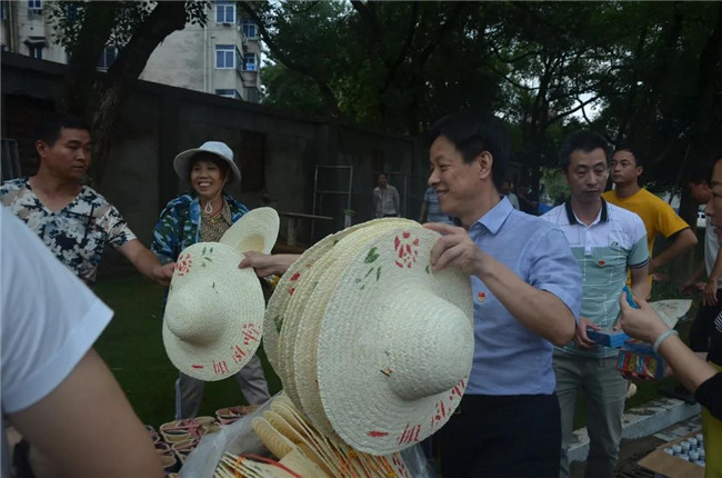 炎炎夏日送清涼，點滴關(guān)懷暖人心——城投集團(tuán)各黨支部開展“送清涼”慰問一線員工活動