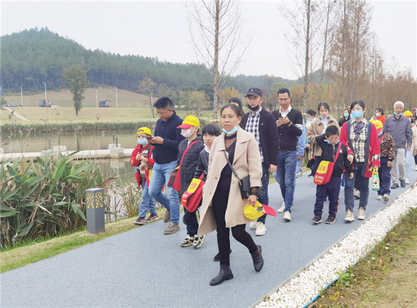 “千人市民觀察團”走進城投集團龍山湖公園、陶瓷產(chǎn)業(yè)加速基地等項目
