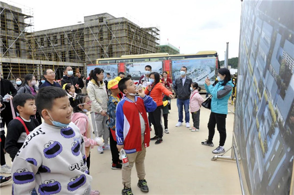 “千人市民觀察團”走進城投集團龍山湖公園、陶瓷產(chǎn)業(yè)加速基地等項目