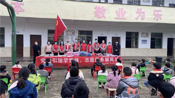 市城投集團開展“黨建引領(lǐng)學雷鋒，志愿服務(wù)展風采”送溫暖活動