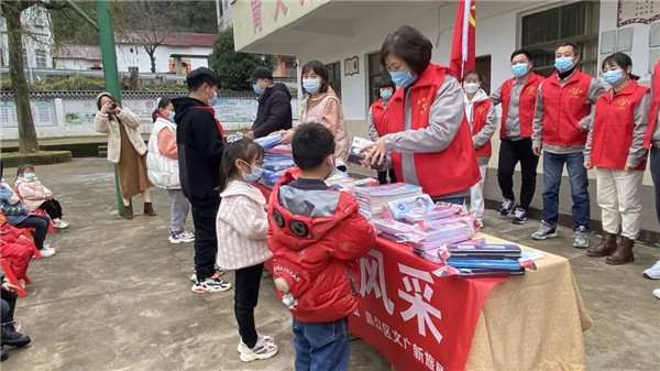市城投集團開展“黨建引領(lǐng)學雷鋒，志愿服務(wù)展風采”送溫暖活動