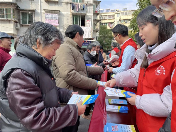 市城投集團進社區(qū)開展反邪教宣傳