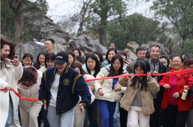 市城投集團(tuán)開展“團(tuán)結(jié)一心 拼搏進(jìn)取 奮戰(zhàn)2025”迎新年登山、健步走活動(dòng)